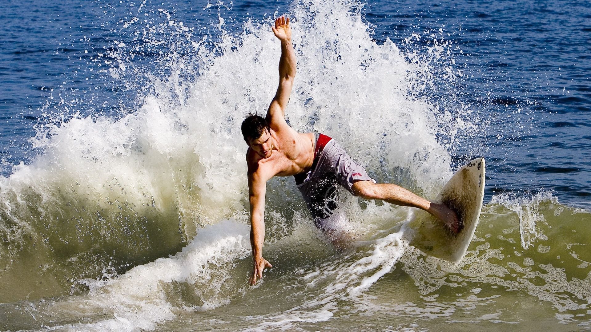 夜幕灯光轮滑表演，城市街头的青春舞台，深夜轮滑