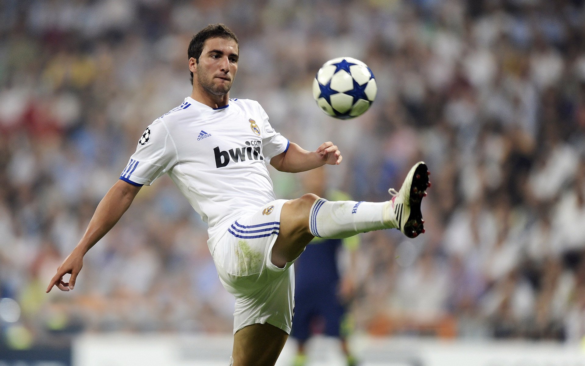 技术突破:球员“天赋”背后的训练秘密,球员突破技巧