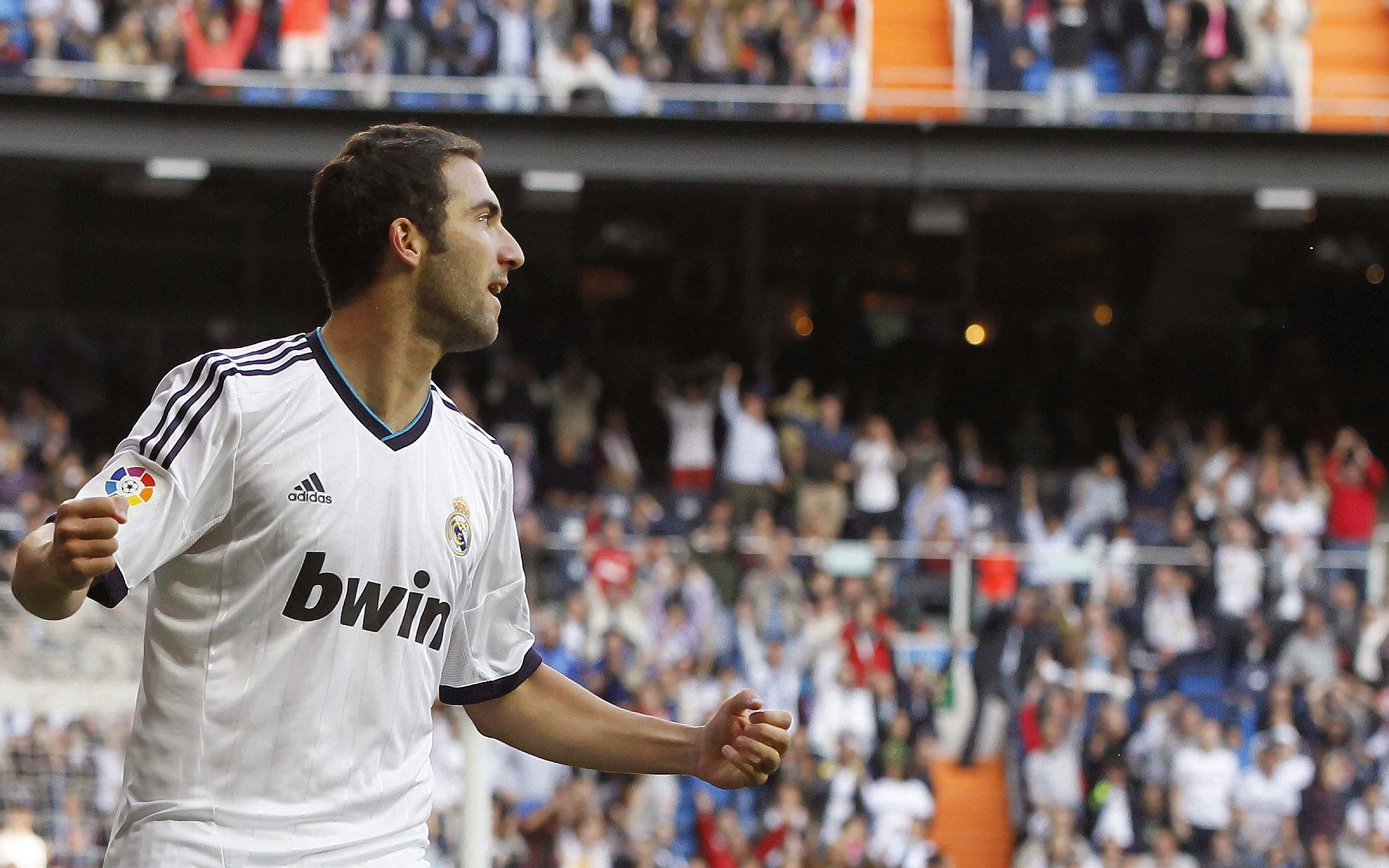 西甲球迷打出创意横幅，显示支持热情，西甲标语